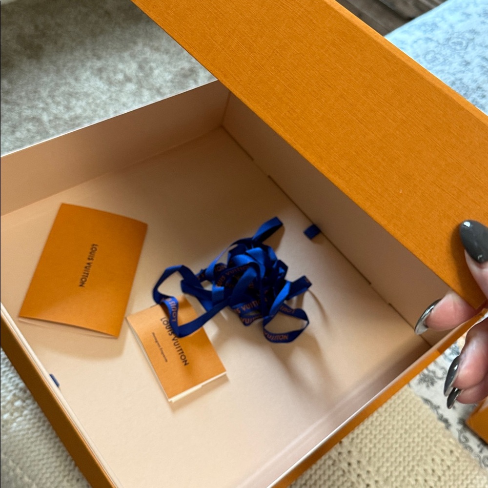 Louis Vuitton Medium Storage Box & Ribbon - Picture 9 of 10